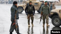 Soldados afganos vigilan cerca del sitio del ataque en la academia militar Marshal Fahim en Kabul, el 29 de enero