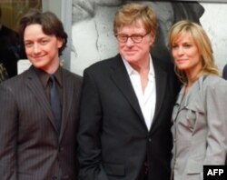 Gollivud yulduzlari Jeyms Makavoy, Robert Redford va Robin Rayt "Konspirator" premyerasida, Ford teatri, Vashington, 10 aprel 2011