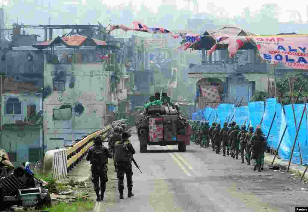 រថពាសដែក​និង​ទាហាន​រដ្ឋា​ភិបាល​កំពុង​ធ្វើ​ដំណើរ​ទៅ​កាន់​ស្ពាន​&nbsp;Mapandi បន្ទាប់​ពី​មាន​ការ​ប្រយុទ្ធ​គ្នា​កាល​ពី​១០០​ថ្ងៃ​មុន ជាមួយ​នឹង​ក្រុមបះបោរ&nbsp;Maute ដែល​ក្រុម​នេះ​បាន​គ្រប់គ្រង​ផ្នែក​ខ្លះ​នៃ​ក្រុង&nbsp;Marawi នៅ​ភាគ​ខាង​ត្បូង​នៃប្រទេស​ហ្វីលីពីន។