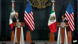 Le vice-président américain Joe Biden et le président mexicain Enrique Pena Nieto, à Mexico, le 25 février 2016.