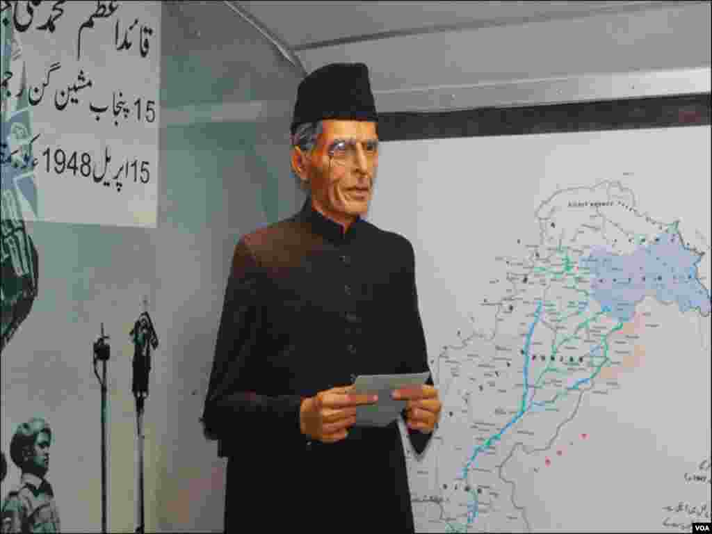آزادی ٹرین میں بابائے قوم قائداعظم محمد علی جناح کا مجسمہ رکھا گیا ہے جسے دیکھ کر اصل کا گمان ہوتا ہے