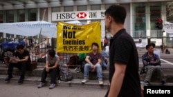 7일 홍콩의 민주화 시위로 휴업 중인 HSBC 은행 앞에서 시위 참가자들이 쉬고 있다.