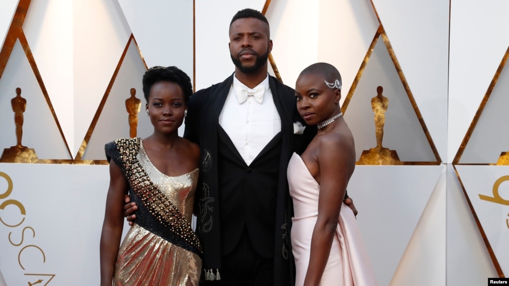 Lupita Nyong'o, Winston Duke na Danai Gurira (kuanzia kushoto) wakiwasili katika maonyesho ya tuzo za Oscars huko Hollywood, jimbo la California., Machi 4, 2018.