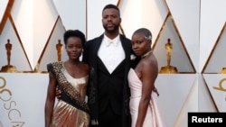 Lupita Nyong'o, Winston Duke na Danai Gurira (kuanzia kushoto) wakiwasili katika maonyesho ya tuzo za Oscars huko Hollywood, jimbo la California., Machi 4, 2018.