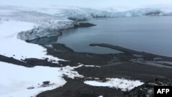 Gletser di Pulau King George, Kutub Selatan (foto: ilustrasi). Pemanasan bumi menyebabkan mencairnya lapisan es di Kutub Utara dan Selatan. 