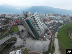 6일 타이완 화롄에서 6.4 규모의 강진이 발생한 후 건물 4채가 무너지거나 기울어졌다.