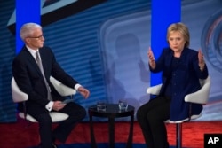 ຜູ້ສະໝັກແຂ່ງຂັນເອົາຕຳແໜ່ງປະທານາທິບໍດີ ສັງກັດພັກເດໂມແຄຣັດ ທ່ານນາງ Hillary Clinton (ຂວາ) ກ່າວຖະແຫລງ ຄຽງຂ້າງ ຜູ້ດຳເນີນລາຍການ ທ່ານ Anderson Cooper ໃນລະຫວ່າງ ກອງປະຊຸມຕອບຄຳຖາມຜູ້ຂ້ອງໃຈ ໃນເມືອງ Derry ຂອງລັດ New Hampshire ທີ່ອຸປະຖຳໂດຍຕາໜ່າງຂ່າວ CNN, ວັນທີ 3 ກຸມພາ 2016.