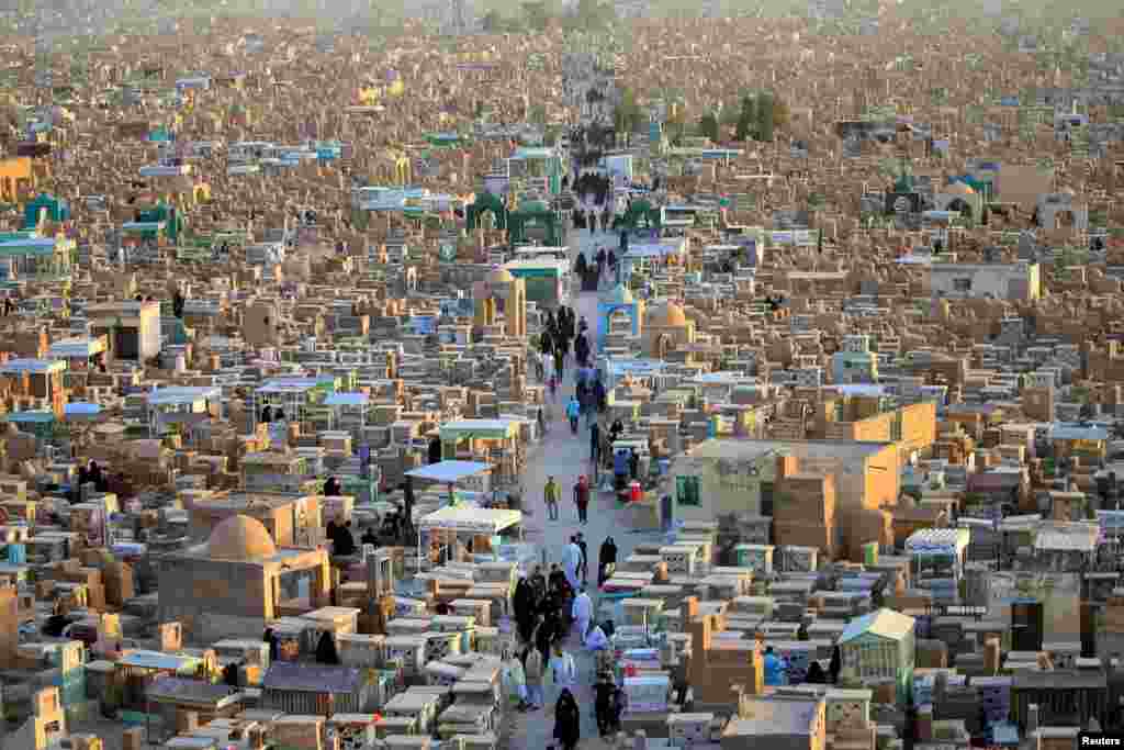 Warga mengunjungi tempat pemakaman umum &quot;Lembah Perdamaian&quot; pada hari libur Idul Fitri di Najaf, Irak.