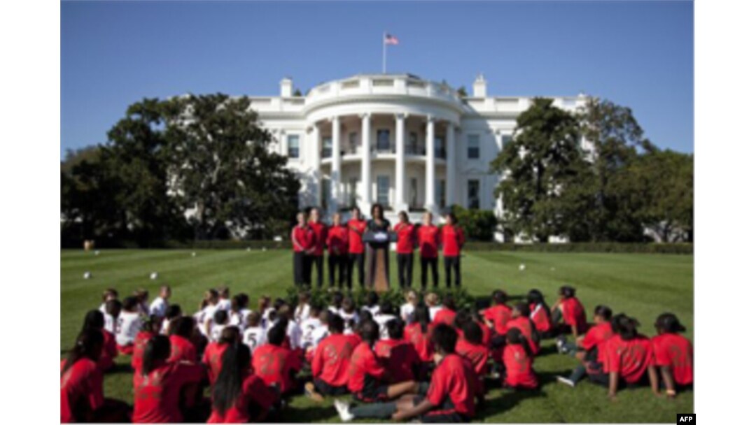 Oq Uy hovlisida futbol, Mishel Obama ishtirokida