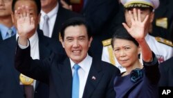 Taiwan's President Ma Ying-jeou, left, and his wife Chow Mei-ching wave to attendants during the National Day celebrations in Taipei, Oct. 10, 2015. 