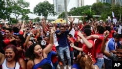 Fans tim Panama merayakan gol tim kesayangan mereka saat nobar laga penyisihan Grup G Piala Dunia antara Tunisia dan Panama, di Panama City, Kamis 28 Juni 2018. Tunisia Menang 2-1.