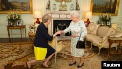 La reina Isabel dio la bienvenida a la Theresa May al inicio de su visita al Palacio de Buckingham, en Londres, el miércoles 13 de julio de 2016.