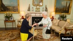 Ratu Elizabeth dari Inggris menyambut Perdana Menteri baru Theresa May di London, 13 Juli 2016.