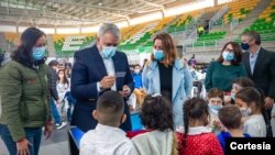 El presidente Iván Duque durante la entrega del carné a niños que se benefician del Estatuto Temporal de Protección, efectuada en Mosquera, Colombia. [Foto: cortesía de la Presidencia de Colombia]