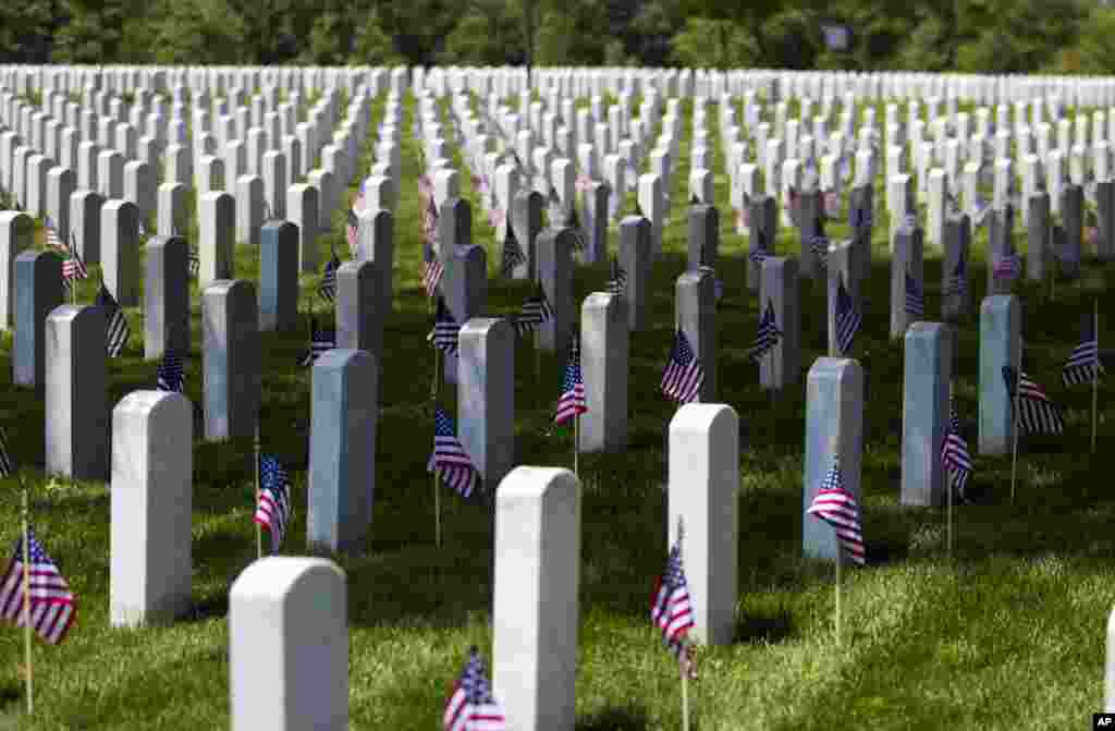 维吉尼亚州阿灵顿国家公墓： 人们给每一个墓碑插上国旗 （2016年5月26日）
