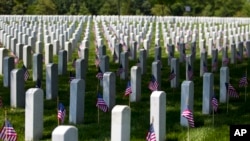 Кожен надгробок на Національному кладовищі у Арлінгтоні прикрашено американським прапором