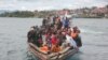 Des rescapés du naufrage sur le lac Kivu lundi 30 novembre transportés dans une pirogue motorisée. Vingt-cinq personnes dont un enfant ont été repêchées après qu’un canot rapide a chaviré dans le lac Kivu. VOA/Charly Kasereka