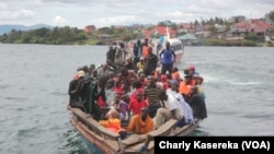 Des rescapés du naufrage sur le lac Kivu lundi 30 novembre transportés dans une pirogue motorisée. Vingt-cinq personnes dont un enfant ont été repêchées après qu’un canot rapide a chaviré dans le lac Kivu. VOA/Charly Kasereka