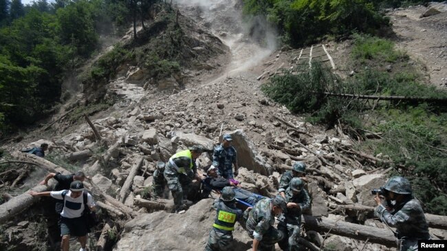 中国武警士兵在四川阿坝州九寨沟县附近发生强烈地震后抢救幸存者。（2017年8月9日）