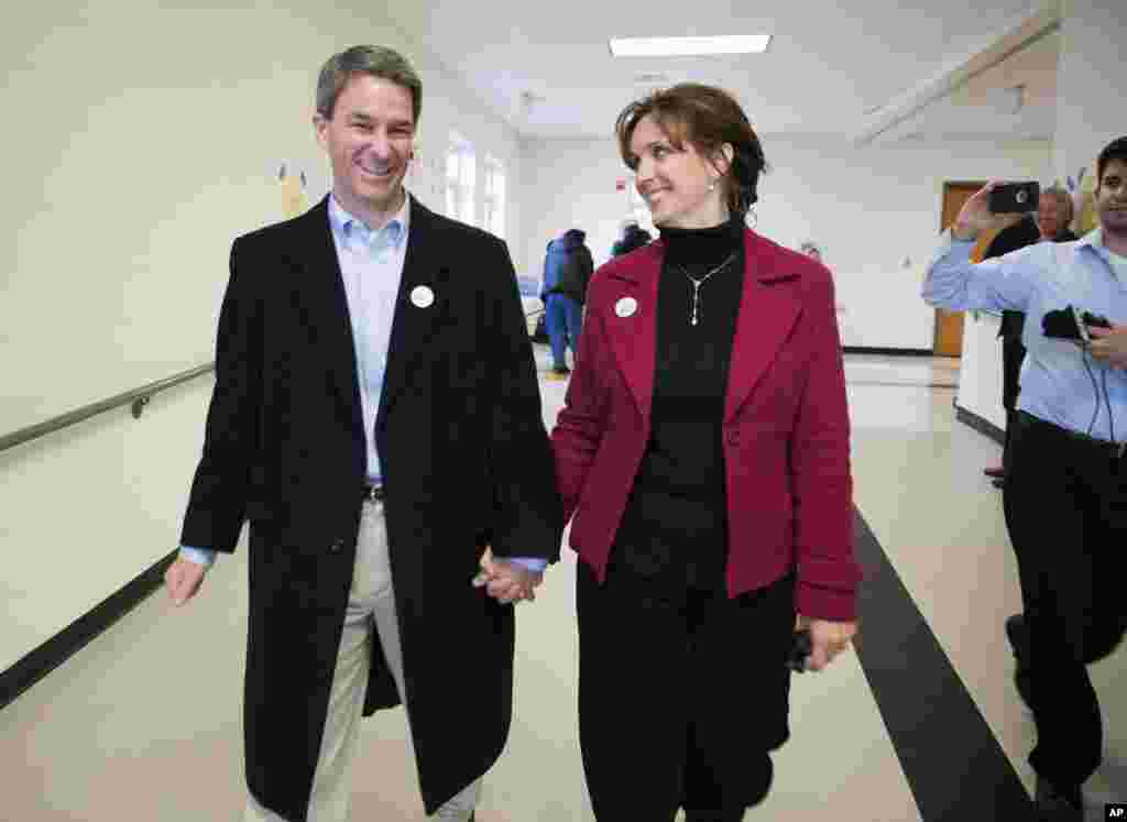 Jaksa Agung Virginia dan kandidat gubernur Ken Cuccinelli serta istrinya Teiro meninggalkan tempat pemilihan suara di Nokesville. 
