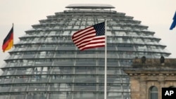 La bandera de EE.UU. sobre la embajada estadounidense frente al Parlamento alemán, Bundestag, en Berlín, Alemania.