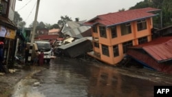 Bangunan-bangunan ambruk akibat longsor yang disebabkan hujan lebat di Harkhar, negara bagian Chin, Myanmar (30/7). 