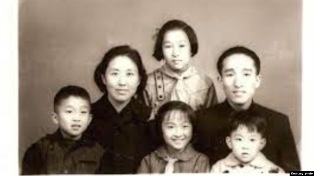 卞仲耘生前留下的与王晶垚和孩子们全家福合照。（王友琴提供图片）(photo:VOA)