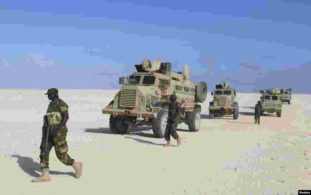 Askarta AMISOM oo ku sugan dekedda Ceel-Macaan kadib markii ay dagaal la'aan qabsadeen. Ceel Macaan waxay 30 dhinaca bari kaga toosan tahay magaalada Muqdisho