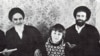 از راست به چپ: احمد خمینی، حسن خمینی، روح‌الله خمینی