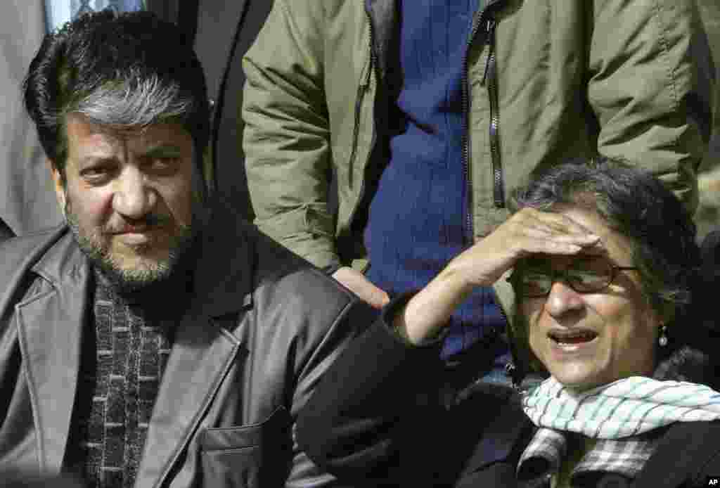 مارچ 2008ء: عاصمہ جہانگیر بھارت کے زیرِ انتظام کشمیر کے دارالحکومت سری نگر میں حریت کانفرنس کے سینئر رہنما شبیر احمد شاہ کے ہمراہ صحافیوں سے گفتگو کر رہی ہیں۔ عاصمہ نے یہ دورہ کشمیر میں ہونے والی انسانی حقوق کی مبینہ خلاف ورزیوں کی تحقیقات کے لیے کیا تھا۔ 