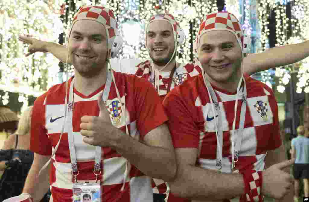 러시아 모스크바의 루즈니키 경기장에서 열린 2018 러시아 월드컵 준결승 크로아티아과 영국의 경기에서 크로아티아가 영국을 2-1로 이긴 가운데, 크로아티아 축구팀 팬들이 크렘린궁 인근 거리로 나와 승리를 축하하고 있다. 