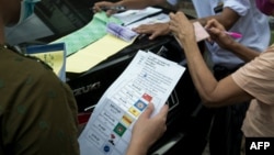 ရန်ကုန်မြို့တွင် အသက် ၆၀ အထက် လူကြီးများ ကြိုတင် မဲပေးကြသည့် မြင်ကွင်း။ (အောက်တိုဘာ ၂၉၊ ၂၀၂၀)
