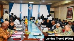 Les ministres du G5 à la fin du conseil, à Ouagadougou, le 4 février 2019. (VOA/Lamine Traoré)