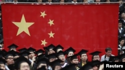 上海复旦大学生参加毕业典礼（资料照片）