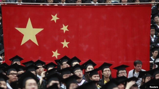 上海复旦大学生参加毕业典礼。(资料照片)