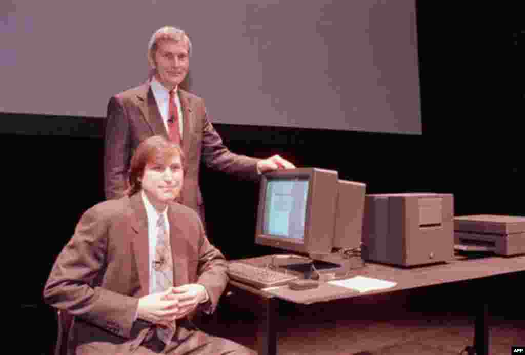30 mars 1989. Steve Jobs në atë kohë me firmën NeXT Computer Inc., majtas, dhe David Norman, president i Businessland, duke qëndruar para një kompjuteri NeXT në San Francisco. (AP Photo/Paul Sakuma, File)
