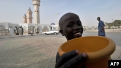 Jeune talibé mendiant à Touba au Sénégal, le 23 février 2012