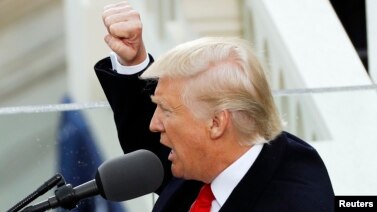 Tổng thống Mỹ Donald Trump đọc diễn văn sau khi tuyên thệ nhậm chức tại Điện Capitol ở Thủ đô Washington, Hoa Kỳ, 20/1/2017.