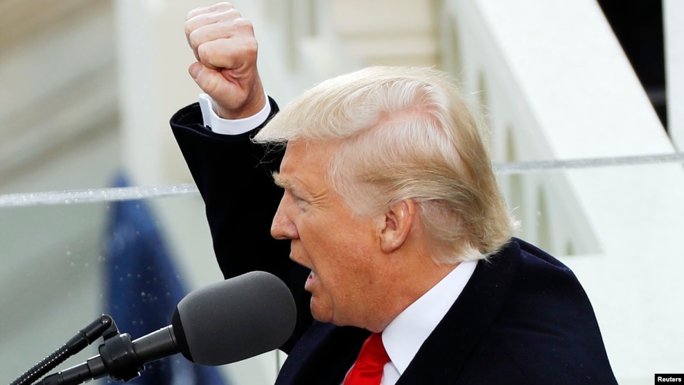 Tổng thống Mỹ Donald Trump đọc diễn văn sau khi tuyên thệ nhậm chức tại Điện Capitol ở Thủ đô Washington, Hoa Kỳ, 20/1/2017.
