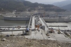 Lao's Xayaburi electricity dam construction is expected to be completed in late 2019. (Sun Narin/VOA Khmer)