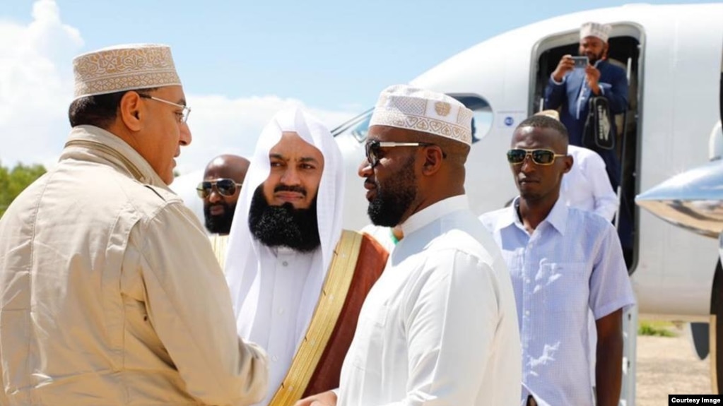 Mufti Menk (katikati)akipokelewa na viongozi wa serikali alipowasili uwanja wa ndege mjini Mombasa. Kushoto Waziri wa Utalii Najib Balala na kulia ni Ali Hassan Joho ambaye ni Gavana wa kaunti ya Mombasa.