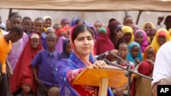 Malala Yousafza ari mw'ikambi y'impunzi y'i Dadaab muri Kenya.