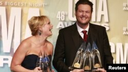 Miranda Lamert y su esposo Blake Shelton posan con sus galardones recibidos durante la 46 Entrega de Premios de la Asociación de Música Country, en Nashville, Tenesi, el 1 de noviembre de 2012.