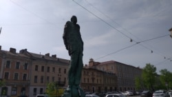 Памятник академику А.Д. Сахарову на площади Сахарова в Санкт-Петербурге