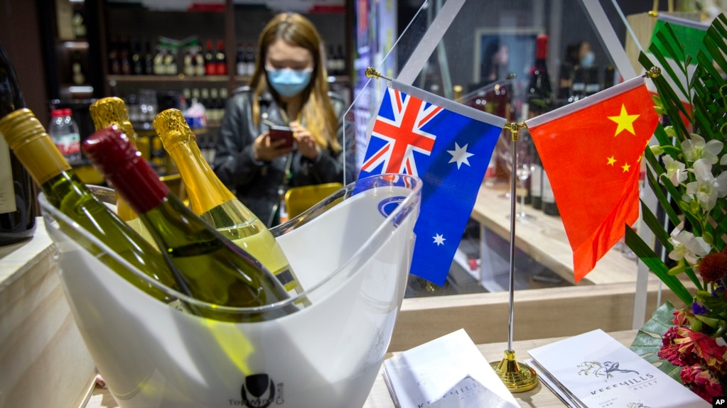 上海举行的中国国际进口博览会展出的澳大利亚葡萄酒展台。（2020年11月5日）(photo:VOA)