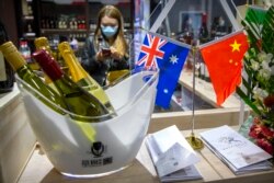 上海举行的中国国际进口博览会展出的澳大利亚葡萄酒展台。（2020年11月5日）