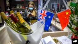 上海举行的中国国际进口博览会展出的澳大利亚葡萄酒展台。（2020年11月5日）
