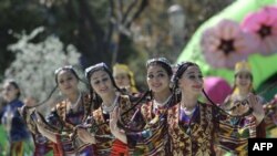 O’zbekistonda ziyolilar, jamoatchi faollar va yoshlardan so’rasangiz, ko’pchilik "bunday inqiloblar kerak emas" deya javob qiladi.