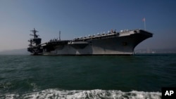 美国航母卡尔·文森号停泊在香港水域。目前，此航母正在驶向朝鲜半岛。（资料照片）