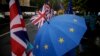 Protivnik Bregzita protestuje noseći kišobran sa simbolom Evropske unije pored britanske zastave, u Londonu, 24. oktobra 2019. (Foto: AP/Matt Dunham)